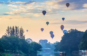 Полеты на воздушном шаре особенно популярны среди пар, так как вы и ваш партнер можете подняться в небо, чтобы полюбоваться живописными видами.