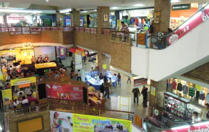 Торговый центр Maya Lifestyle, расположенный на модной улице Ниман-роуд