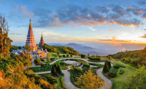 Дои Интханон, самая высокая вершина Таиланда, возвышается на 2565 метров над уровнем моря