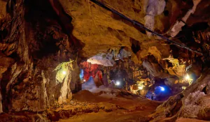 Пещера Чианг Дао в одноименном районе примерно в 72 км к северу от Чиангмая имеет пещеры, простирающиеся на многие километры вглубь горы