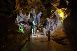 Пещера Чианг Дао представляет собой большой комплекс из более чем 100 гротов внутри горного хребта