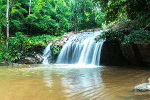 Водопад Мае Са — это тихий водопад с бассейном на дне, которым вы и ваш партнер можете наслаждаться в качестве приятной передышки от теплой погоды.